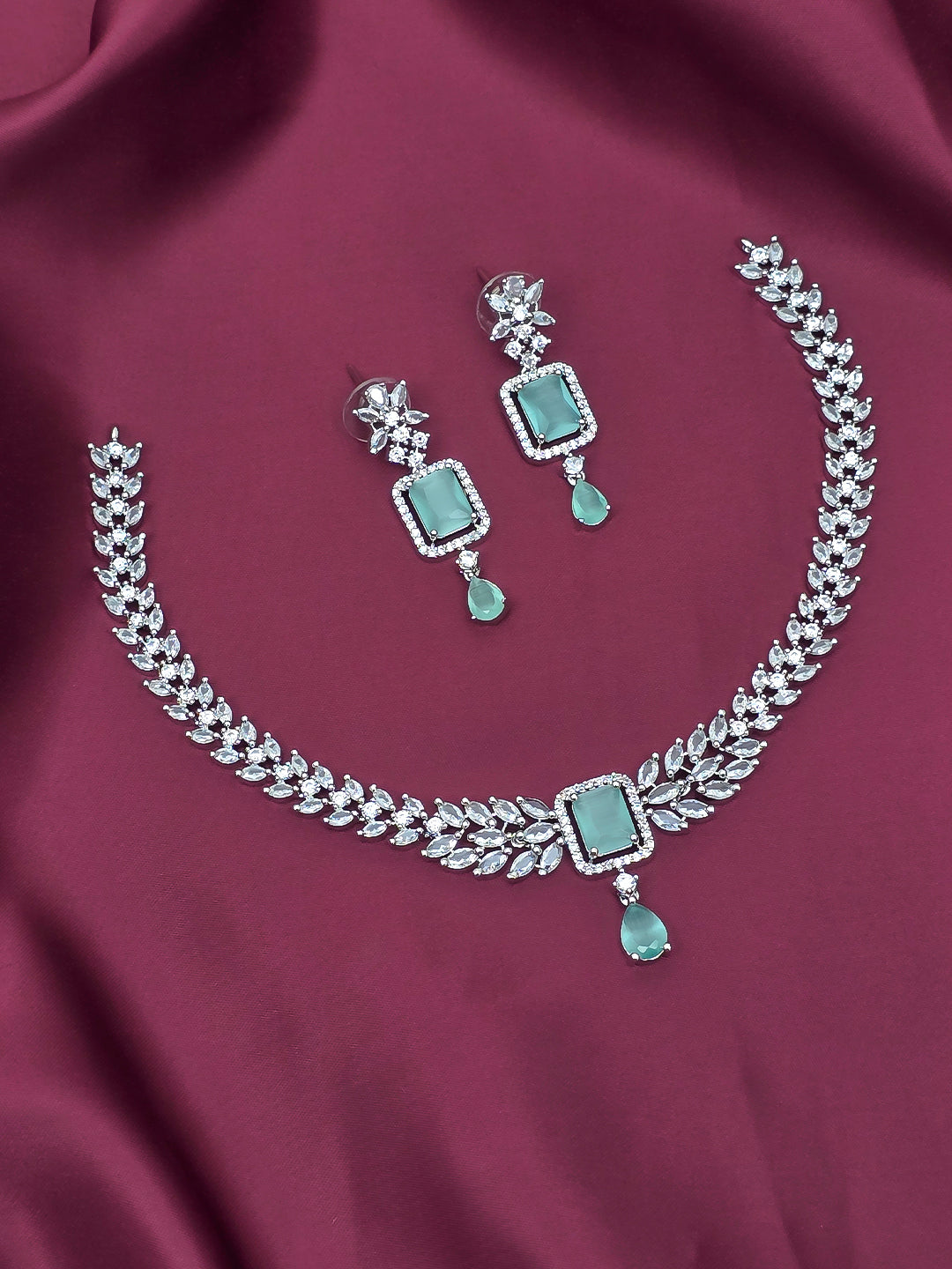 Single Line Star Model Necklace