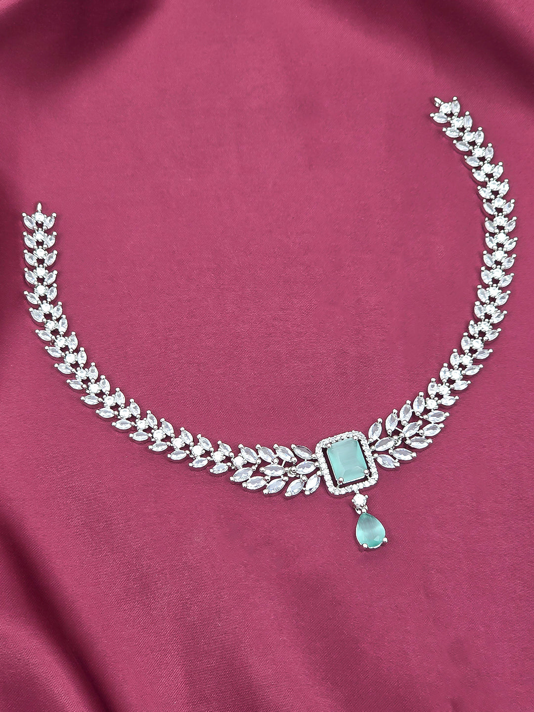 Single Line Star Model Necklace